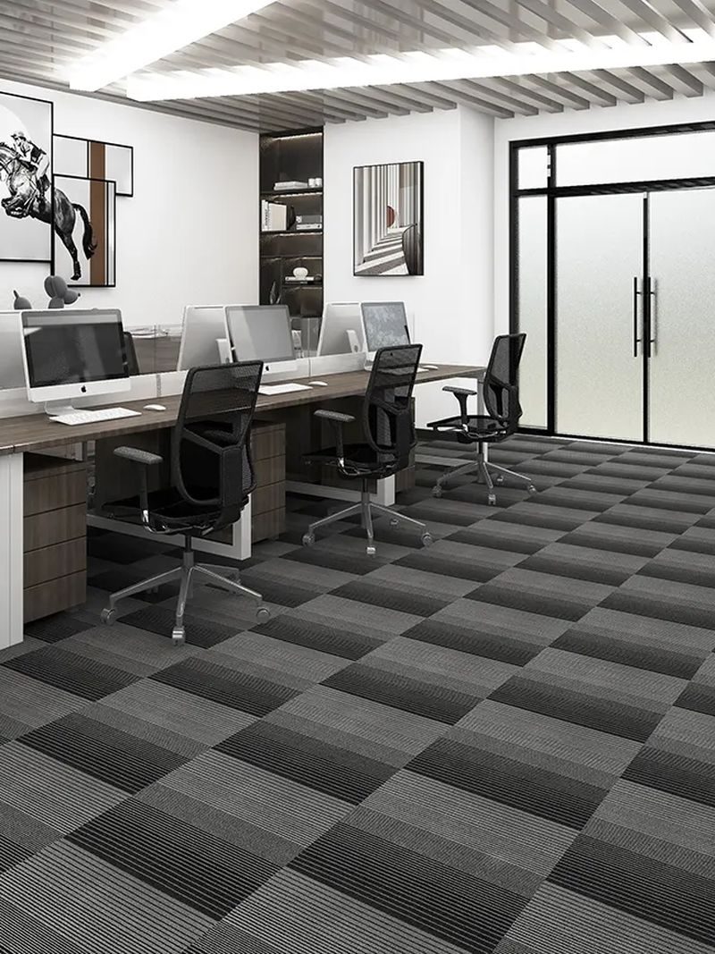 Karo halı uygulanmış modern ofis alanı